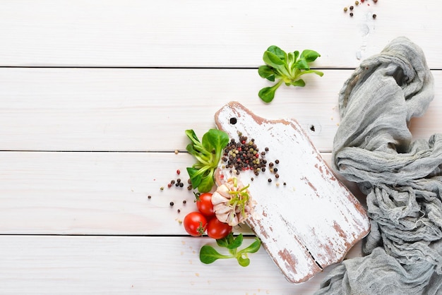 Świeże składniki na kuchennym stole
